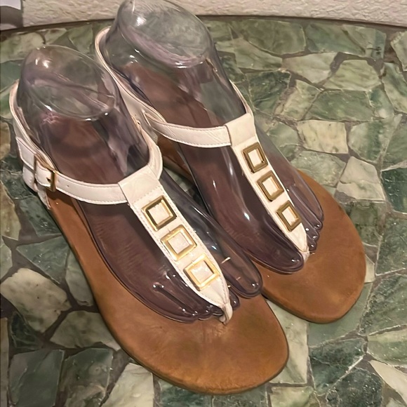 🔥WHITE COMFY GOLD PLATED ACCENTS SANDALS - Picture 1 of 7